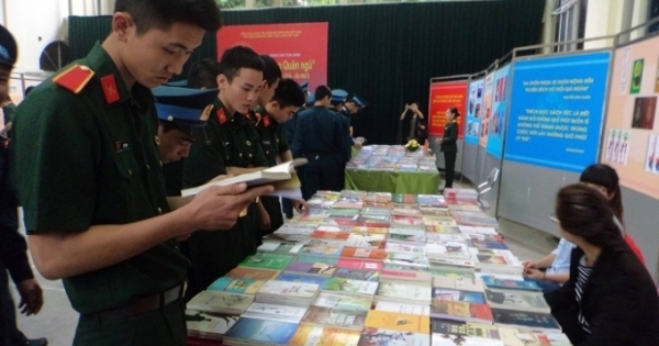 Triển lãm “Sách - Hành trang quân ngũ”: Vẻ vang truyền thống quân đội nhân dân Việt Nam
