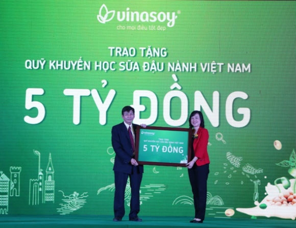 Vinasoy tiếp tục trao tặng 5 tỷ đồng cho Quỹ khuyến học Sữa đậu n&agrave;nh Việt Nam