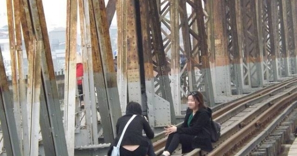 Vui chơi trên cầu Long Biên, giới trẻ hồn nhiên... "dọa" tử thần