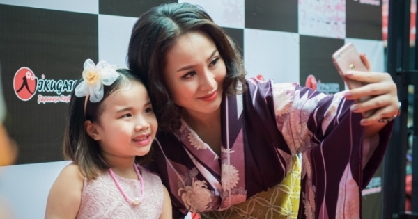 Thu Phượng rạng rỡ bên con gái trong ngày khai trương nhà hàng Nhật