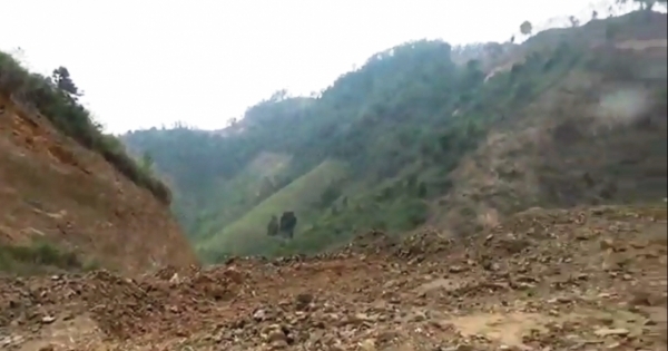 Tuyên Quang: "Bom bùn" treo trên đỉnh thác, người dân chỉ biết kêu "Ngọc hoàng"