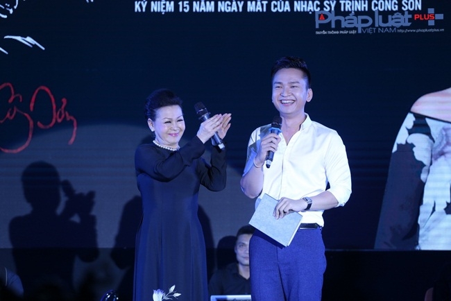MC Hạnh Ph&uacute;c v&agrave; ca sĩ Kh&aacute;nh Ly thể hiện ca kh&uacute;c của Trịnh C&ocirc;ng Sơn.