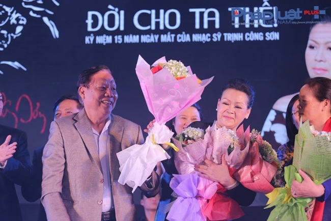 &nbsp;Ca sĩ Kh&aacute;nh Ly nhận hoa trao tặng của Ban tổ chức.
