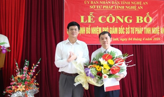 &Ocirc;ng Phạm Th&agrave;nh Chung (phải) được bổ nhiệm giữ chức Ph&oacute; gi&aacute;m đốc Sở Tư ph&aacute;p Nghệ An.