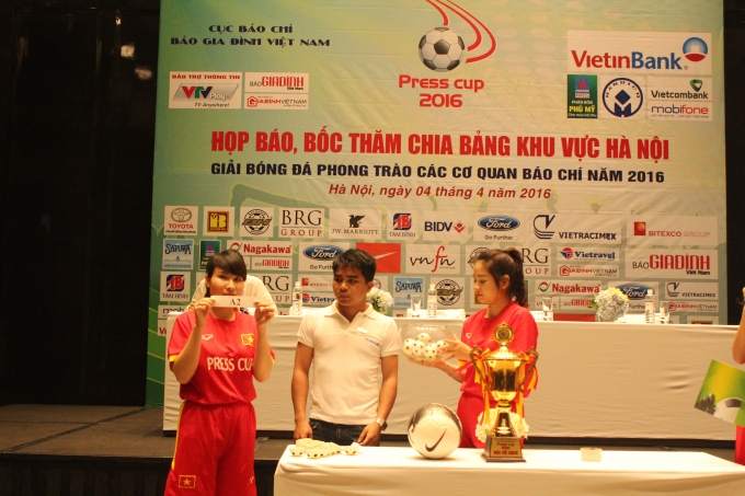 Đại diện b&aacute;o Ph&aacute;p luật Việt Nam bốc thăm tại giải đấu.