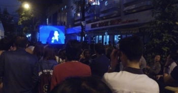 Chùm ảnh: Hàng trăm người phải ngồi ngoài vì không còn chỗ xem Khánh Ly hát nhạc Trịnh