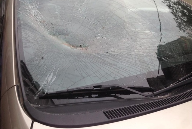 K&iacute;nh trước của chiếc xe Innova bị đập vỡ. ( ảnh Otofun/ Facebook)