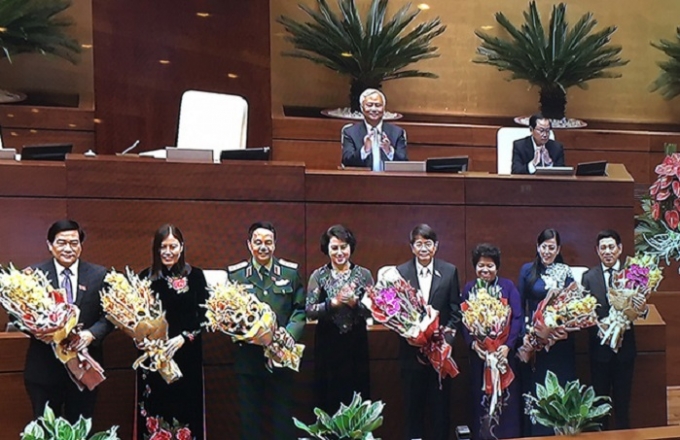 Chủ tịch Quốc hội Nguyễn Thị Kim Ng&acirc;n tặng hoa ch&uacute;c mừng c&aacute;c nh&acirc;n sự đắc cử.