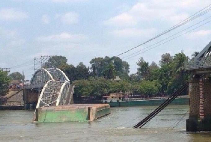 Hiện trường vụ một s&agrave; lan t&ocirc;ng sập cầu Ghềnh (Đồng Nai).