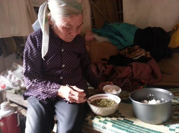 Bữa cơm kh&ocirc;ng thể đạm bạc hơn của cụ Nguyễn Thị Mai.