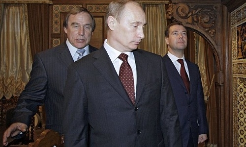 Bạn b&egrave; Tổng thống Putin cũng bị c&aacute;o buộc trốn thuế trong Hồ sơ Panama. Ảnh chụp chuyến thăm của &ocirc;ng Putin tới Ng&ocirc;i nh&agrave; &acirc;m nhạc ở St Petersburg c&ugrave;ng với&nbsp;Roldugin (tr&aacute;i)&nbsp;năm 2009. Ảnh:&nbsp;Sputnik