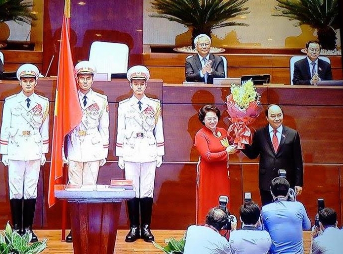 T&acirc;n Thủ tướng đ&atilde; nhận b&oacute; hoa tươi thắm từ Chủ tịch QH Nguyễn Thị Kim Ng&acirc;n.