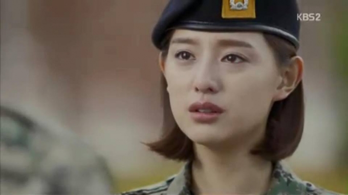 Hậu duệ mặt trời tập 13: Song Hye Kyo giật bắn m&igrave;nh, thảng thốt khi bạn trai bị thương nặng