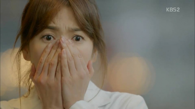 Hậu duệ mặt trời tập 13: Song Hye Kyo giật bắn m&igrave;nh, thảng thốt khi bạn trai bị thương nặng