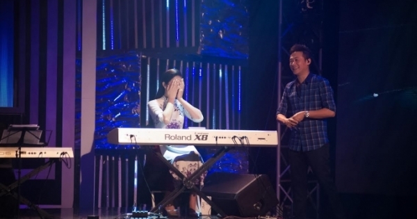 Ngọc Hân xấu hổ khi chơi piano trước MC Anh Tuấn