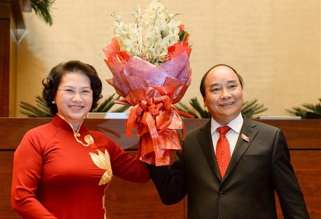 Chủ tịch Quốc hội Nguyễn Thị Kim Ng&acirc;n tặng hoa t&acirc;n Thủ tướng Ch&iacute;nh phủ Nguy&ecirc;n Xu&acirc;n Ph&uacute;c (Ảnh: Q.H)