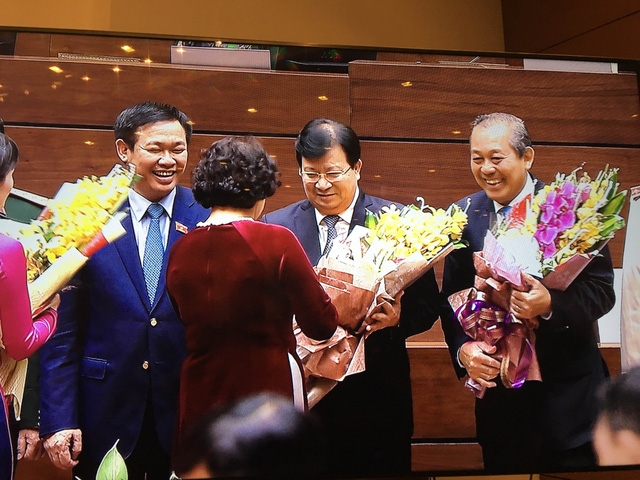 Chủ tịch Quốc hội Nguyễn Thị Kim Ng&acirc;n tặng hoa ch&uacute;c mừng 3 t&acirc;n Ph&oacute; Thủ tướng.