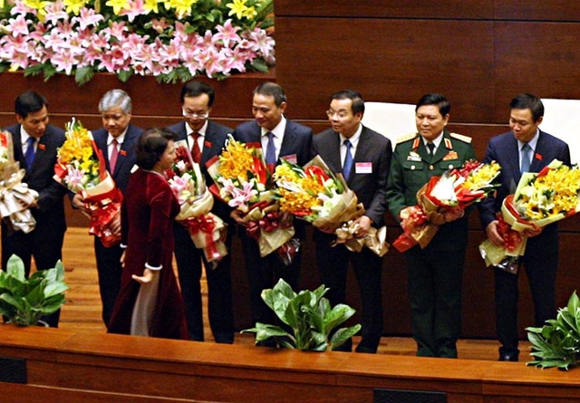 Chủ tịch Quốc hội Nguyễn Thị Kim Ng&acirc;n tặng hoa ch&uacute;c mừng c&aacute;c Bộ trưởng - Trưởng ng&agrave;nh vừa được ph&ecirc; chuẩn.