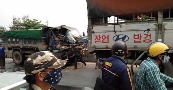 Quảng Nam: Xe tải nát cabin sau cú tông đuôi xe chạy trước