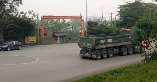 Phú Thọ: Cảnh sát giao thông làm ngơ cho ô tô đi lên cầu Việt Trì