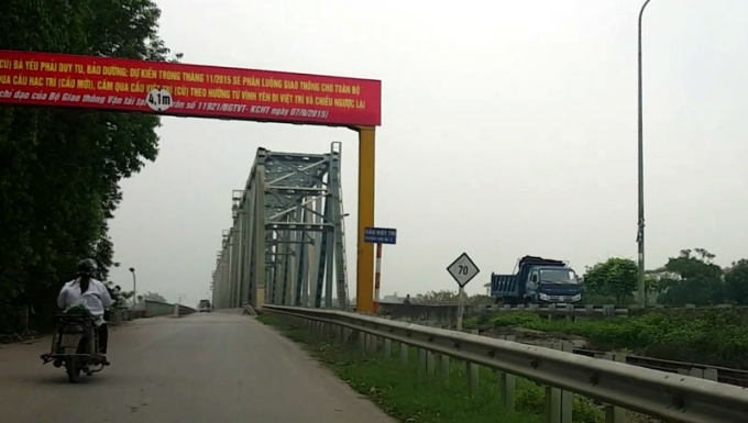 Cầu Việt Tr&igrave; (cũ) bắc qua s&ocirc;ng L&ocirc; l&agrave; cầu đường bộ đi chung với đường sắt.