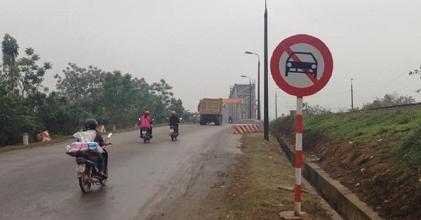 Tổng cục đường bộ Việt Nam đ&atilde; cắm biển b&aacute;o cấm &ocirc; t&ocirc; qua cầu Việt Tr&igrave; cũ.