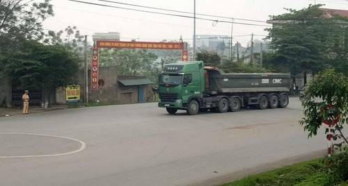 Tạm đình chỉ CSGT “làm ngơ” cho xe tải qua cầu Việt Trì