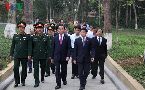 Chủ tịch nước Trần Đại Quang tới thăm, d&acirc;ng hương tại Khu di t&iacute;ch Chủ tịch Hồ Ch&iacute; Minh.