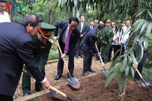 &nbsp;Chủ tịch nước trồng c&acirc;y lưu niệm tại Khu di t&iacute;ch Chủ tịch Hồ Ch&iacute; Minh.