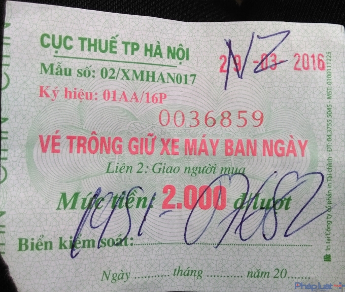 Gi&aacute; tr&ecirc;n tờ v&eacute; l&agrave; 2.000 đồng nhưng người tr&ocirc;ng xe lại thu cao gần gấp 3 lần gi&aacute; v&eacute;. (Ảnh: Người d&acirc;n cung cấp)