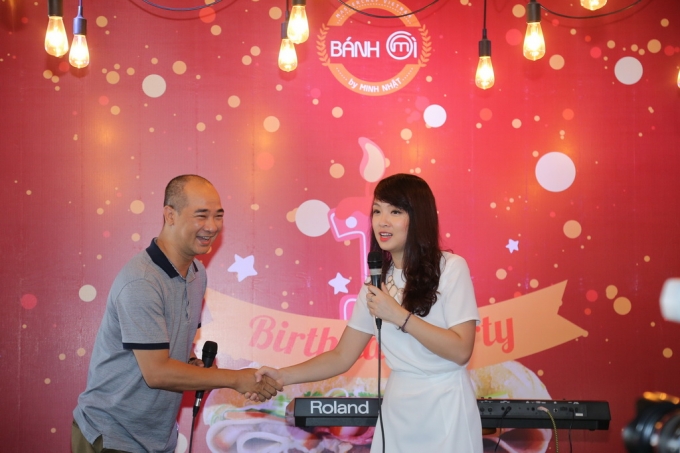 Chef Hải tới dự lễ sinh nhật 1 tuổi của B&aacute;nh m&igrave; Minh Nhật.