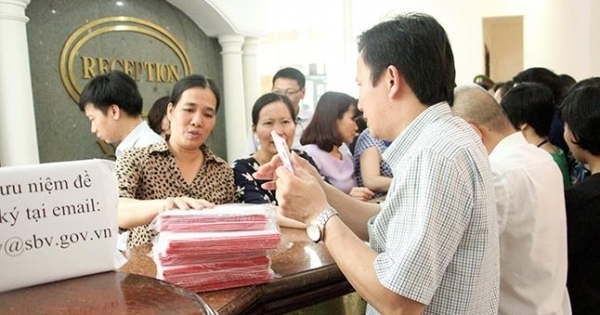 Hà Nội: Người dân đổ xô đi mua tờ tiền “đặc biệt”