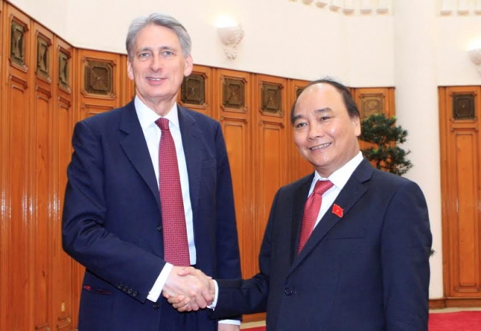 Thủ tướng Nguyễn Xu&acirc;n Ph&uacute;c hoan ngh&ecirc;nh &ocirc;ng Philip Hammond.