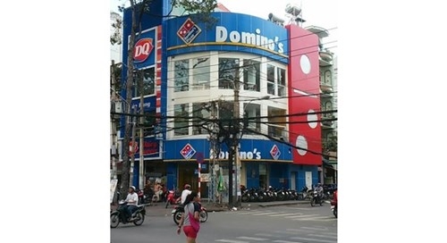 Cửa h&agrave;ng Domino&rsquo;s Pizza ở số 313 Nguyễn Tri Phương phường 5 quận 10 TP HCM.