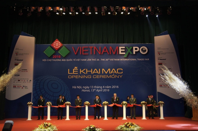 Ph&oacute; Thủ tướng&nbsp;Vương Đ&igrave;nh Huệ c&ugrave;ng c&aacute;c l&atilde;nh đạo cắt băng khai mạc Hội chợ VietNam Expo 2016.