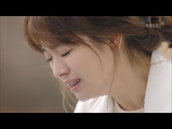 Hậu duệ mặt trời tập 15: Song Hye Kyo, Kim Ji Won kh&oacute;c hết nước mắt khi hay tin bạn trai hy sinh