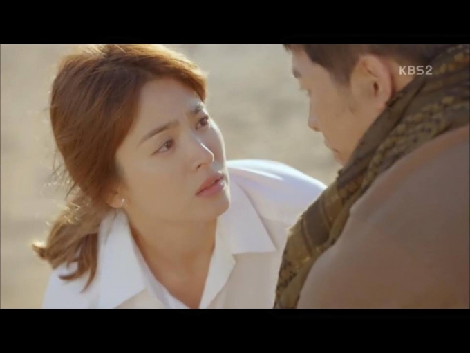 Hậu duệ mặt trời tập 15: Song Hye Kyo, Kim Ji Won kh&oacute;c hết nước mắt khi hay tin bạn trai hy sinh