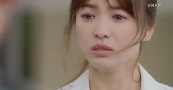 Hậu duệ mặt trời tập 15: Song Hye Kyo, Kim Ji Won khóc hết nước mắt khi hay tin bạn trai hy sinh
