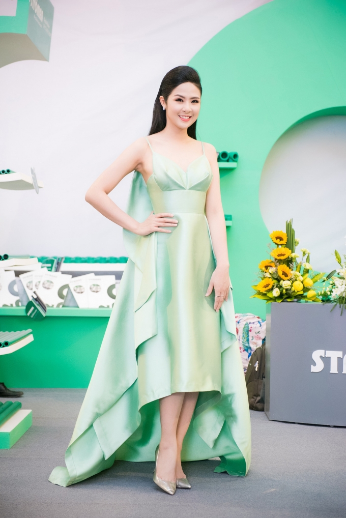 Hoa hậu Ngọc H&acirc;n nuột n&agrave; trong chiếc đầm thiết kế 3 D.