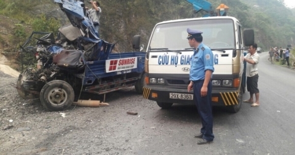 Hòa Bình: Xe tải mất phanh đâm vào vách đá, 2 người tử vong