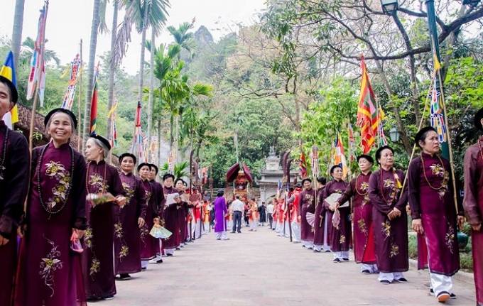 C&aacute;c cụ gi&agrave; tại địa phương cũng rước cờ trong Lễ hội ch&ugrave;a Thầy.&nbsp;(Ảnh: Nguyễn Th&aacute;i Sơn)