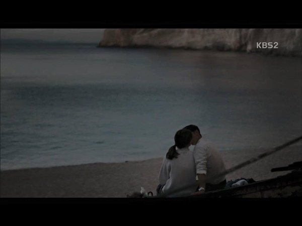 Hậu duệ mặt trời tập 16: Song Hye Kyo nổi m&aacute;u ghen hoạn thư khi nh&igrave;n bạn trai