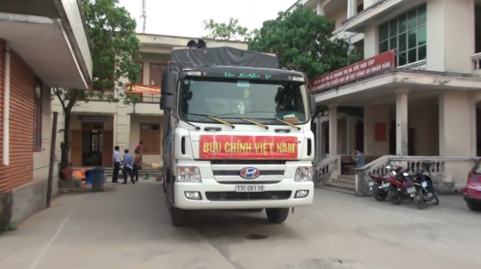 Chiếc xe tải đội lốt Bưu ch&iacute;nh Việt Nam chở thịt c&ugrave;ng nội tạng thối.