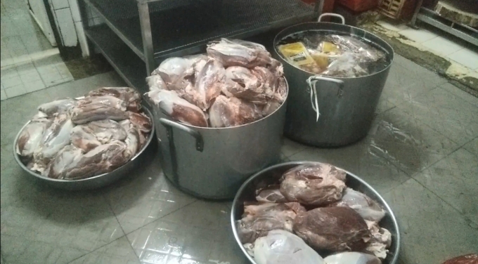 Thịt tr&acirc;u Ấn Độ được đựng đầy trong c&aacute;c chậu, xoong để chuẩn bị