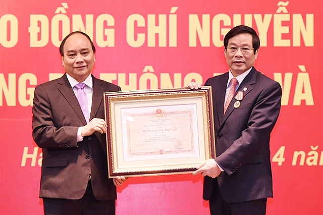 Thủ tướng trao tặng Hu&acirc;n chương Độc lập hạng nh&igrave; cho nguy&ecirc;n Bộ trưởng Nguyễn Bắc Son.
