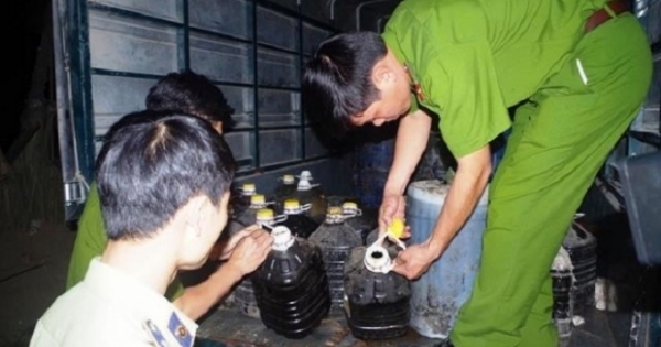 Hà Nam: Bắt quả tang 1.000 lít dầu ăn, mỡ động vật bẩn chuẩn bị lên Thủ đô