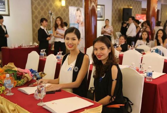 Miss. Maria Hồ Oanh Yến &ndash; Hoa hậu thế giới to&agrave;n cầu 2015 tham gia hội nghị.&nbsp;
