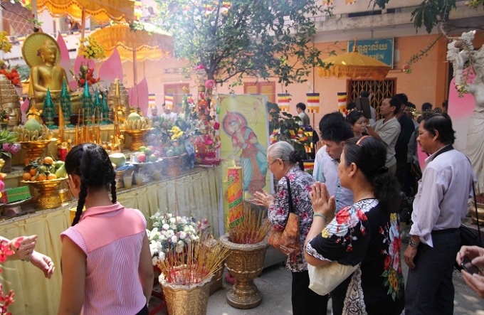 Đ&ocirc;ng b&agrave;o Khmer tới ch&ugrave;a thắp hương lễ Phật nh&acirc;n tết Chol Chnam Thmay.