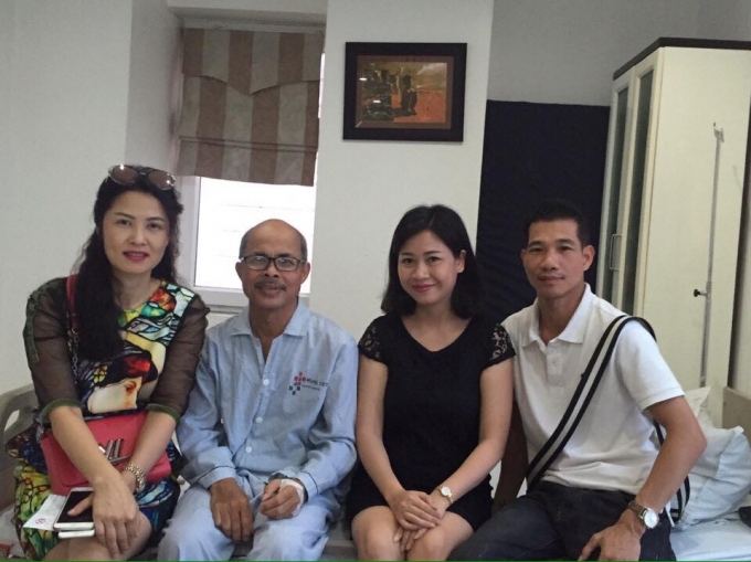 Bạn b&egrave; v&agrave; đồng nghiệp đến thăm nghệ sỹ H&aacute;n Văn T&igrave;nh tại Bệnh viện ung bướu Hưng Việt.