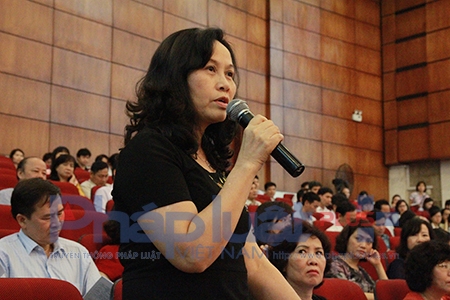 Cô Lê Thị Chính – Hiệu trưởng THPT Newton (Hà Nội) thắc mắc trong Hội nghị hướng dẫn thi tuyển sinh vào lớp 10 THPT. Ảnh: Loan Bảo.